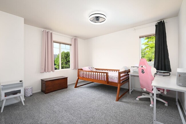 Building Photo - Amazing Home in Orting!!