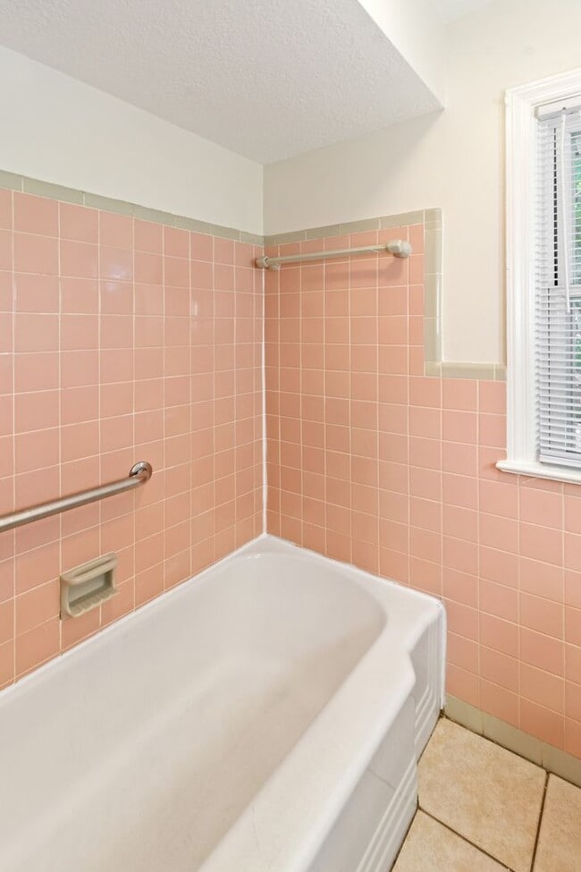 Building Photo - 559 Bailey St