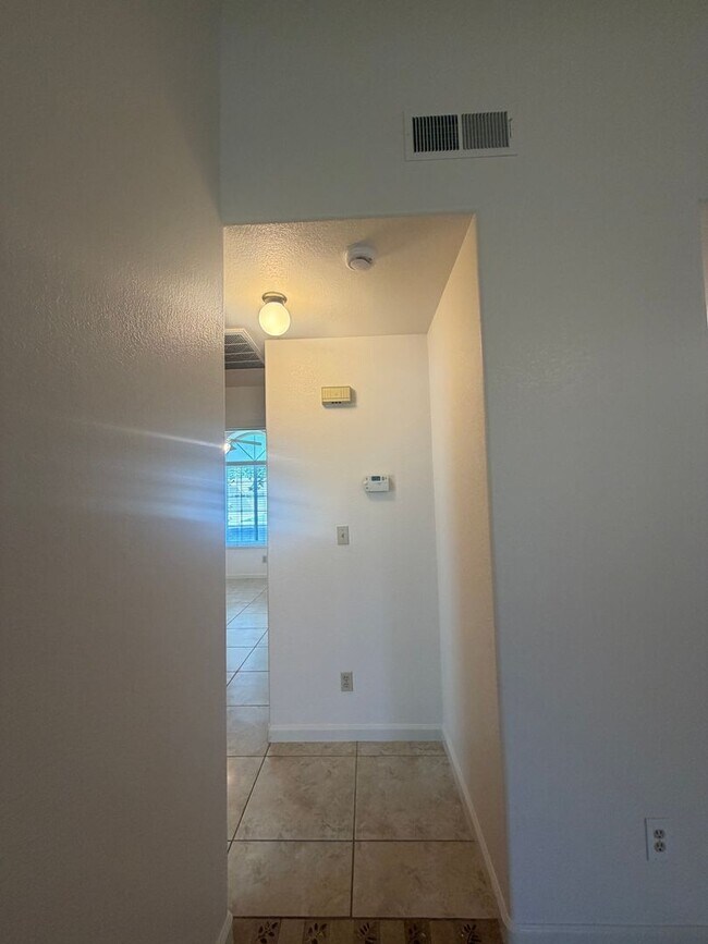 Building Photo - Single story near freeway access and major shopping!