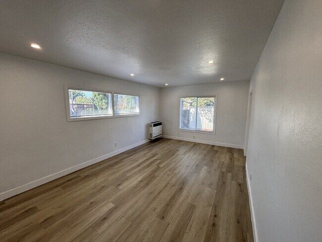 Building Photo - "Cozy Elegance Awaits: 3-Bed, 2-Bath Gem w...