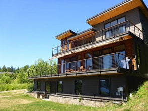 Building Photo - Spacious 3-Bedroom Haven with 2.5 Baths on...