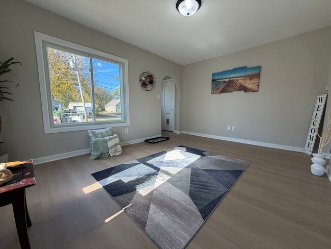 Building Photo - Remodeled 3 bed, 1 bath home for rent in E...