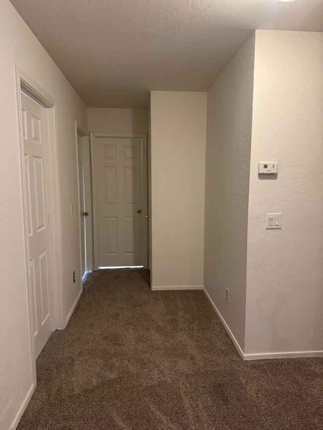 Building Photo - 4 BEDROOM IN PARK MEADOWS