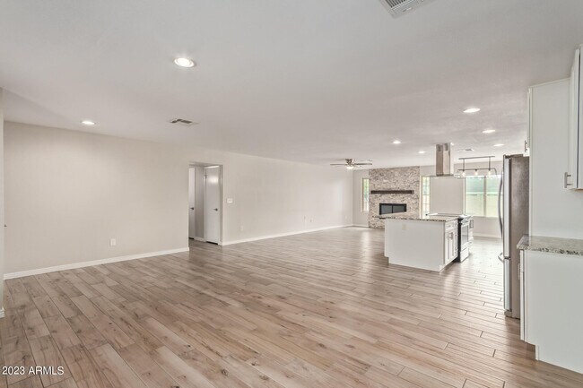 Building Photo - 4833 E Kathleen Rd