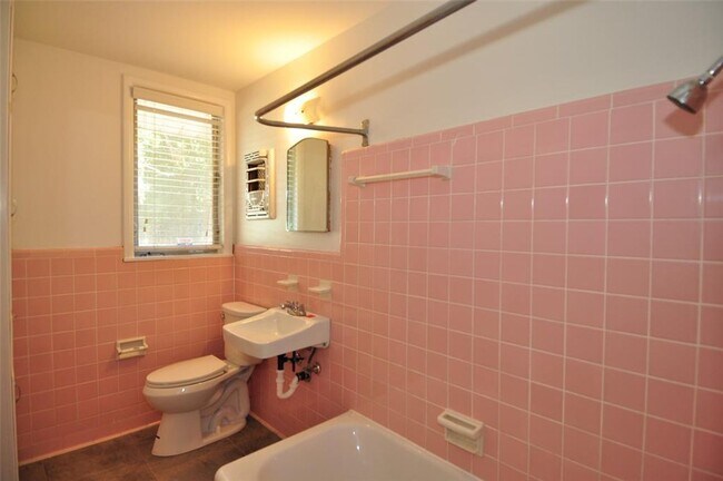 Building Photo - All appliances included! Great Location!