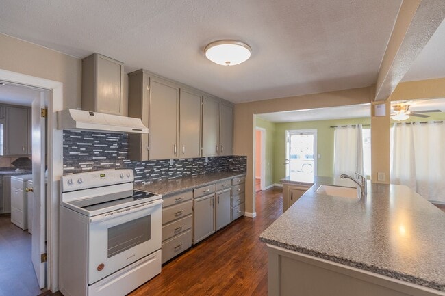 Building Photo - Cozy 3 Bed 2 Bath Home - Pets on Owner App...