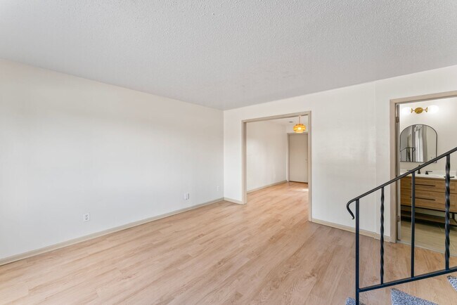 Building Photo - West Knoxville 37919 - Charming, Newly Upd...