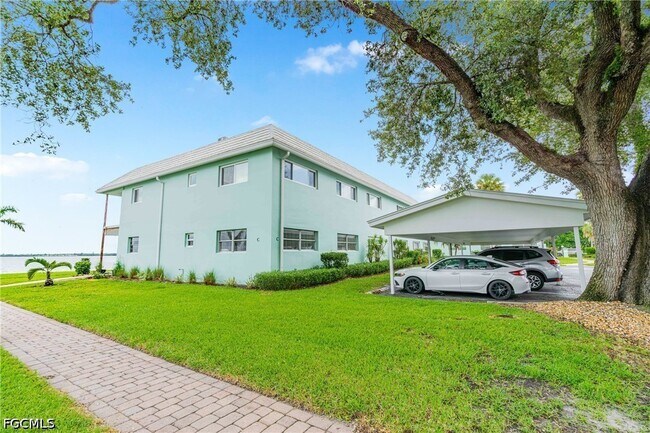 Building Photo - 3225 E Riverside Dr