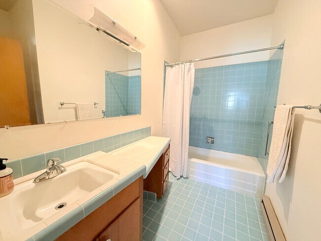 Building Photo - Charming 2 Bedroom Condo in SW Portland!