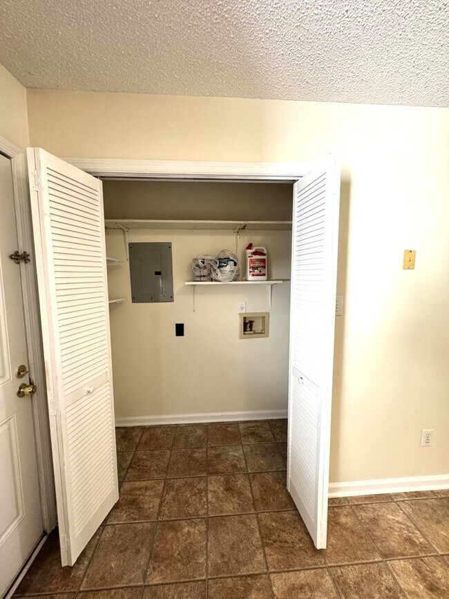 Building Photo - Adorable Duplex- Fenced Yard!