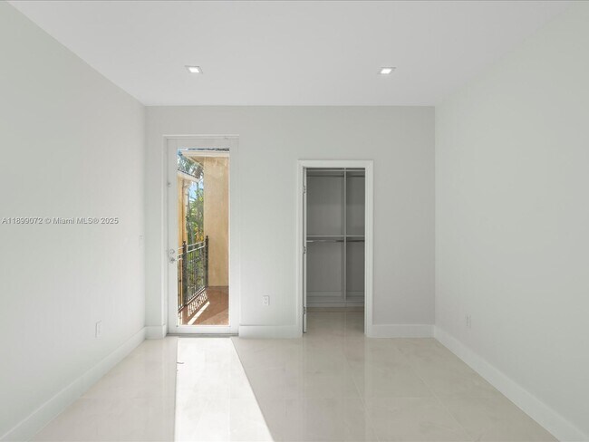 Building Photo - 21227 NE 31st Pl