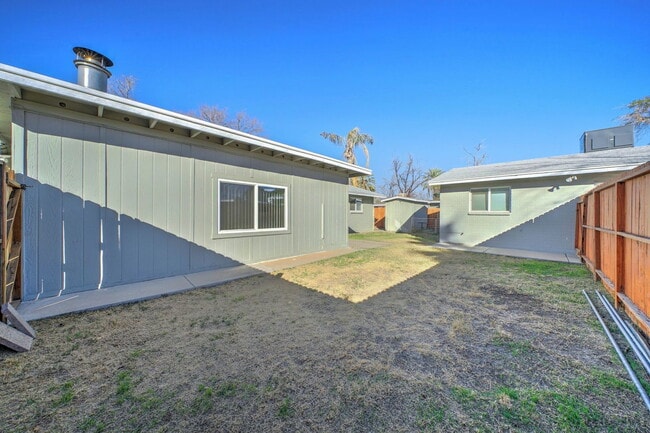 Building Photo - 2133 W Morten Ave