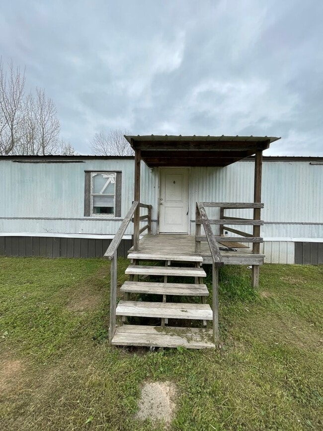 Building Photo - Country living with spacious front and backyard - 3 beds/ 2bath available now