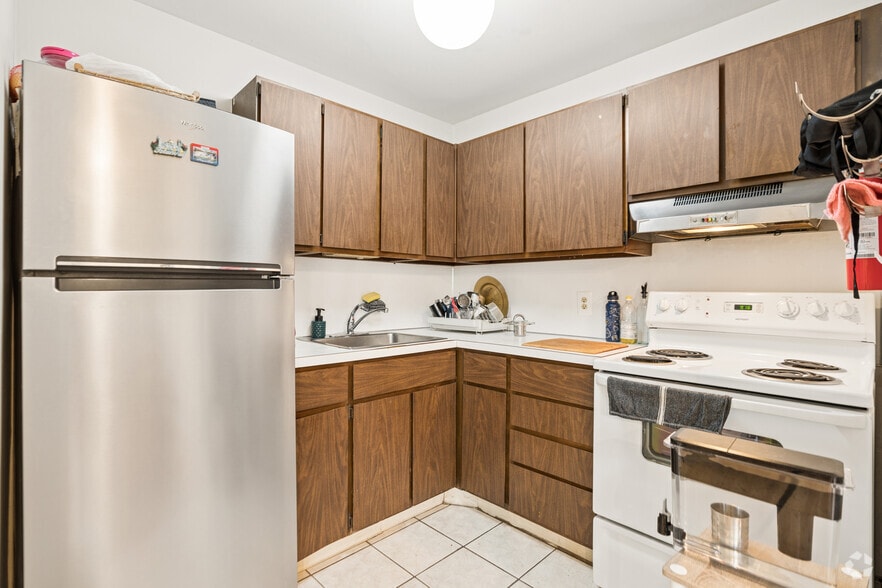 1BR, 1BA - 500SF - Kitchen - 402 Hill St