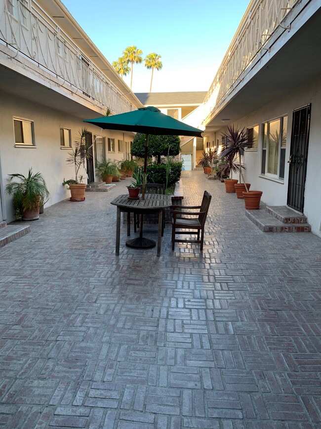 Courtyard - 1740 N Kingsley Dr