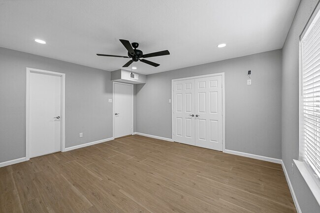 Building Photo - 7555 Katy Fwy