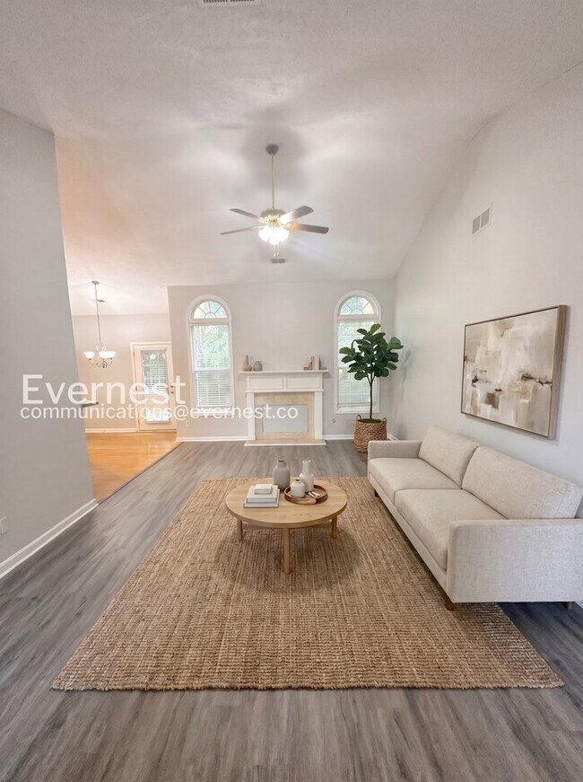 Building Photo - Limited Time Special Offer / 4 Bed, 2 Bath Home with Garage / Pet-Friendly / Available Now!