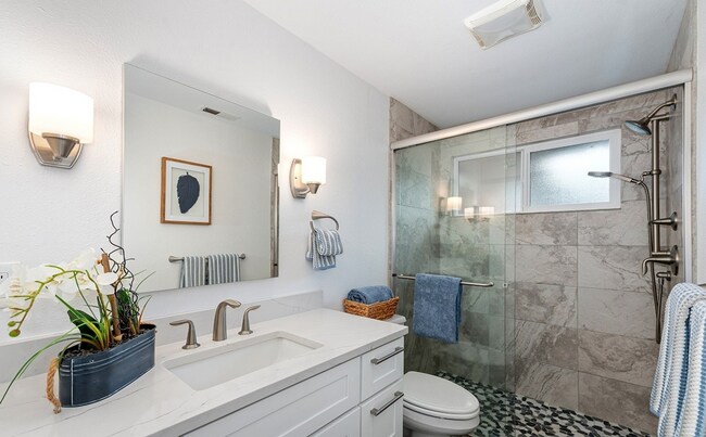 Building Photo - Bright Beautiful Home with huge fenced bac...