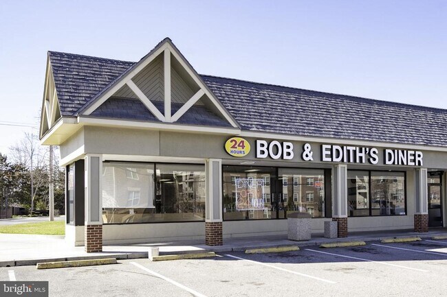 Building Photo - 6206 Hillview Ave