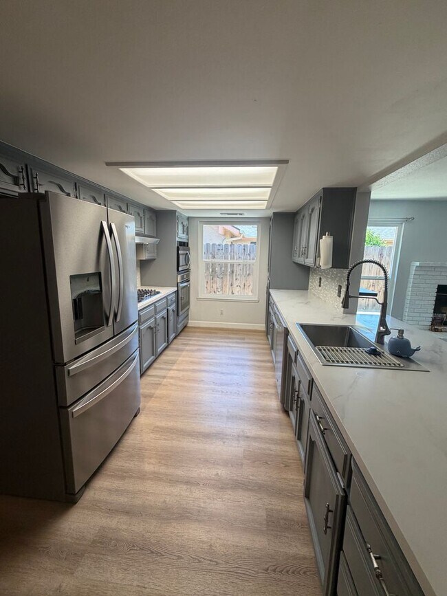 Building Photo - Stunning 4 bedroom, 2 bathroom with a Pool and Solar