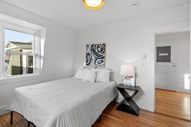 Building Photo - 54 Bonair St