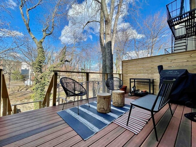 Building Photo - 820 Grand St