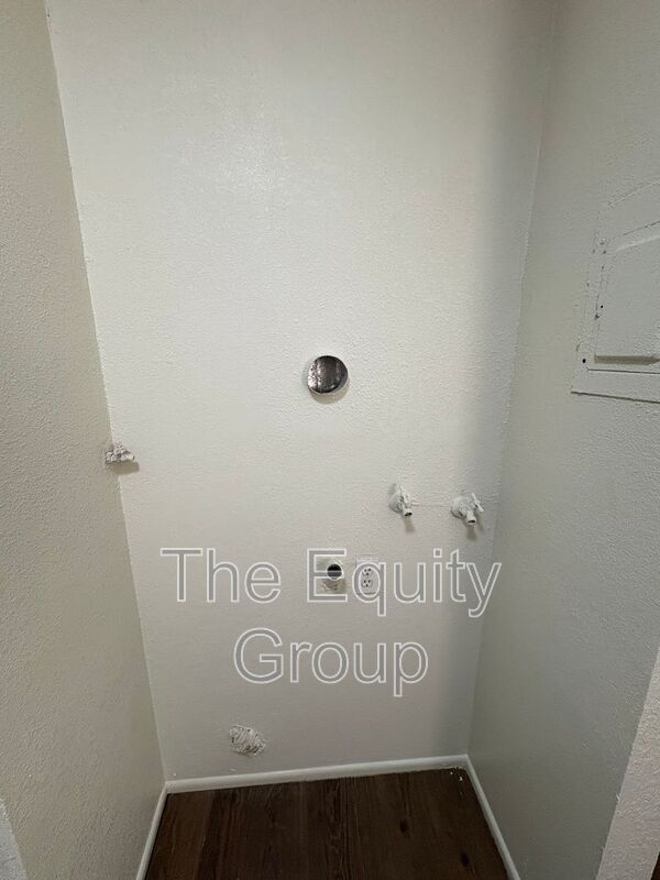 Building Photo - 1331 S Crowe St