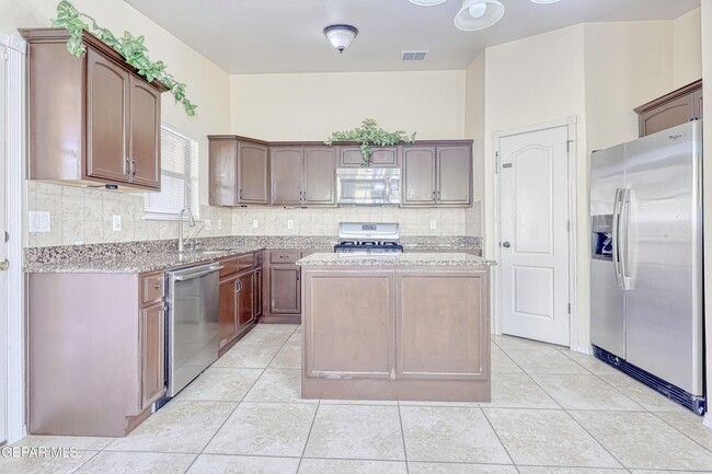 Building Photo - 14325 Woods Point Ave