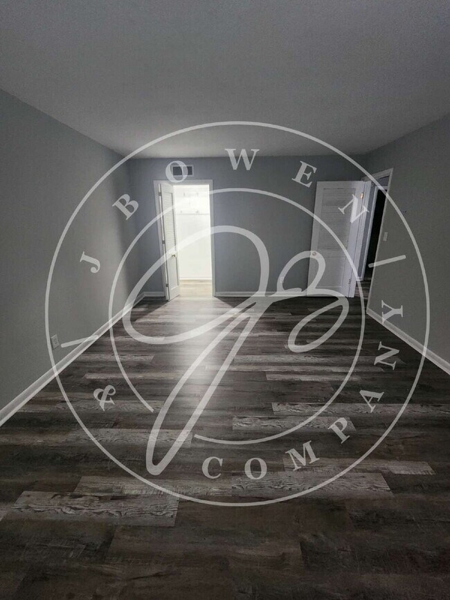 Building Photo - 2 bed 2 bath first floor apartment- Ottawa...