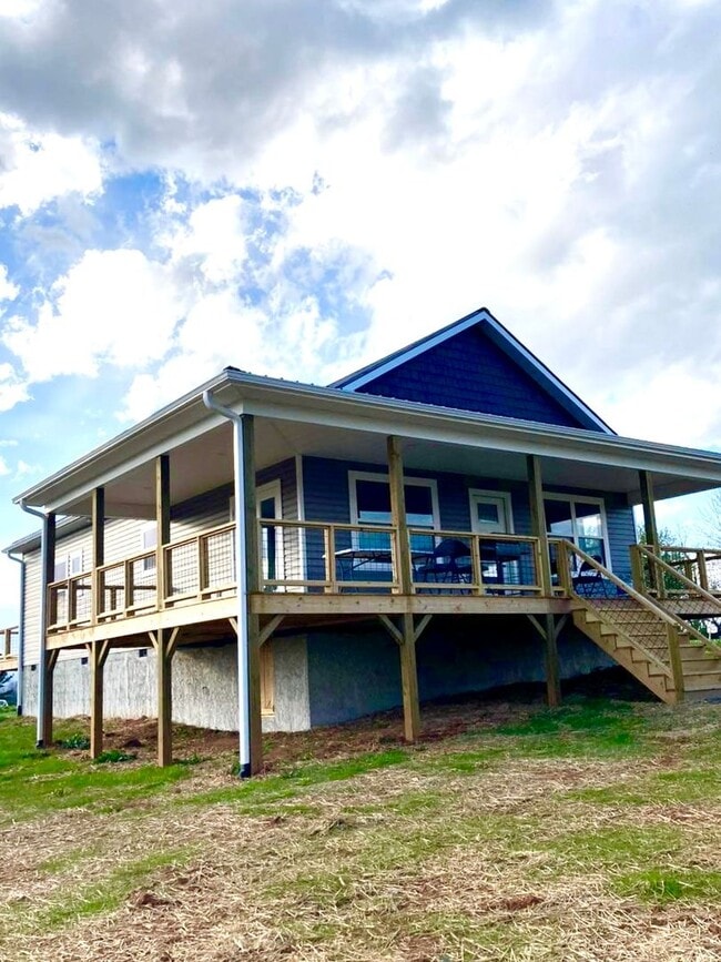 Building Photo - Charming 3 Bedroom 2 Bath home, Convenient NW Asheville location!