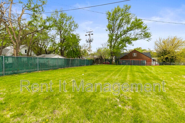 Building Photo - 3701 Saratoga St