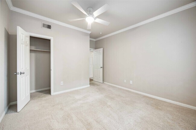 Building Photo - 2255 Braeswood Park Dr