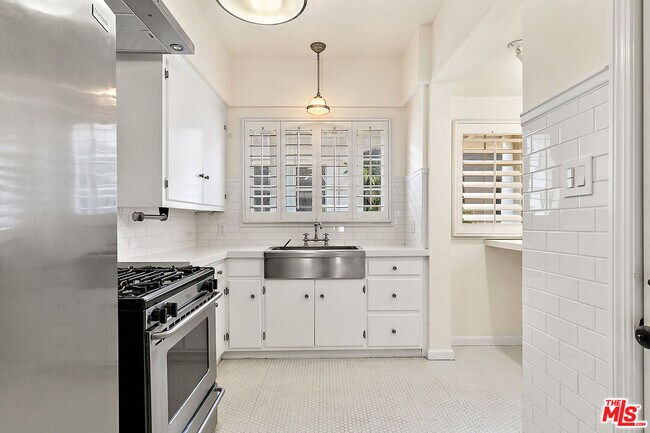 Building Photo - 918 1/2 Serrano Ave