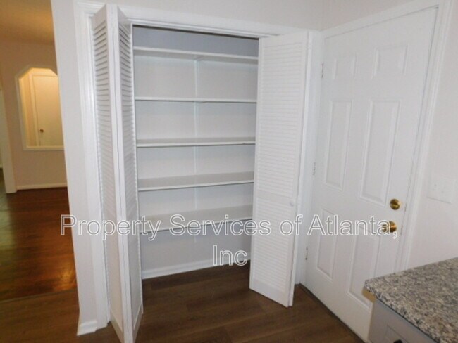 Building Photo - 879 Forest Ridge Dr SE