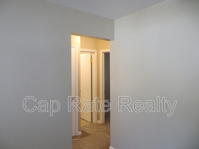 Building Photo - 469 S Waverly St