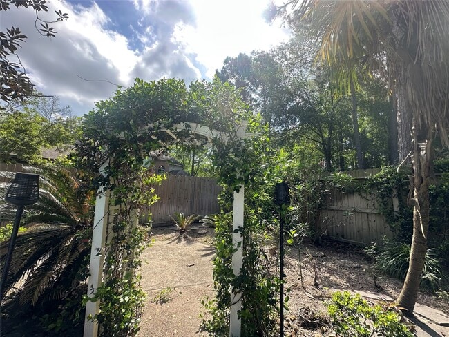 Building Photo - 94 E Fairbranch Cir