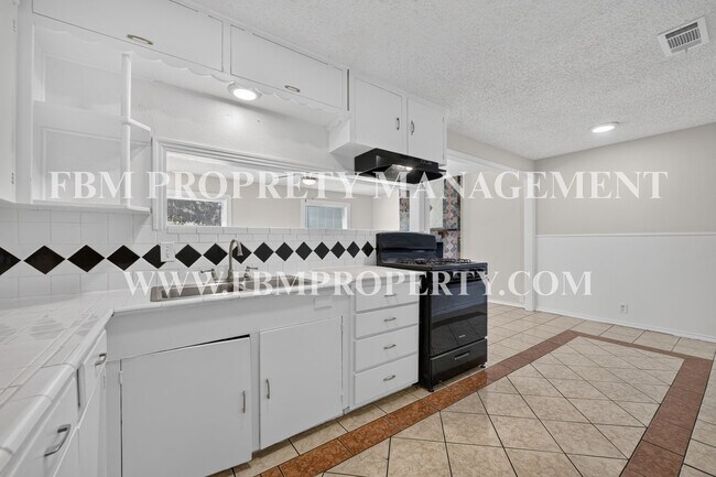 Building Photo - 2358 Norwood Dr