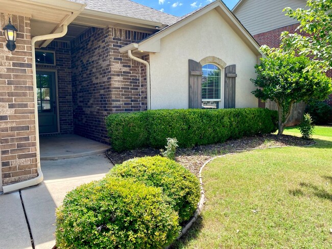 Building Photo - 4 Bed, 2 Bath in Gated Edmond Neighborhood