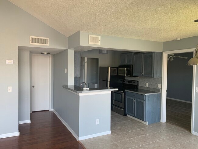 Building Photo - 1037 S Hiawassee Rd