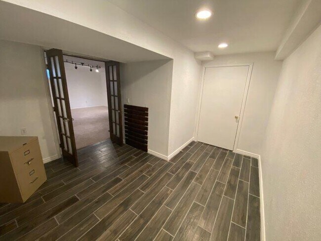 Building Photo - End Unit Townhome for Rent-move in ready O...
