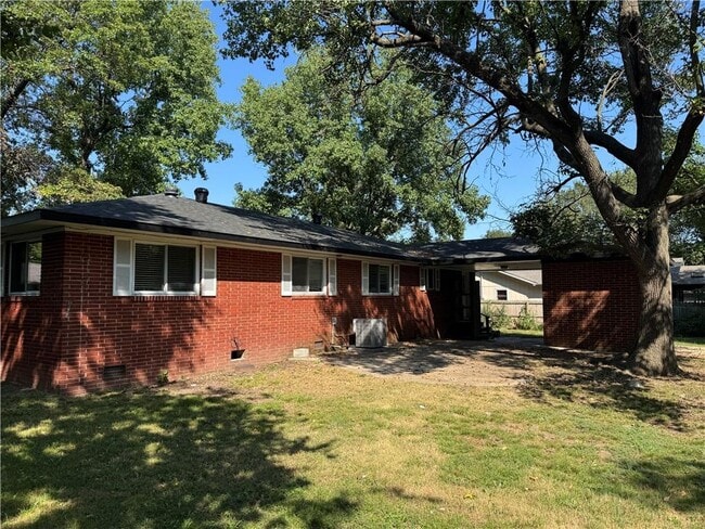 Building Photo - 713 Maple Dr