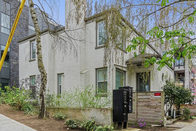 Building Photo - 532 12th Ave E