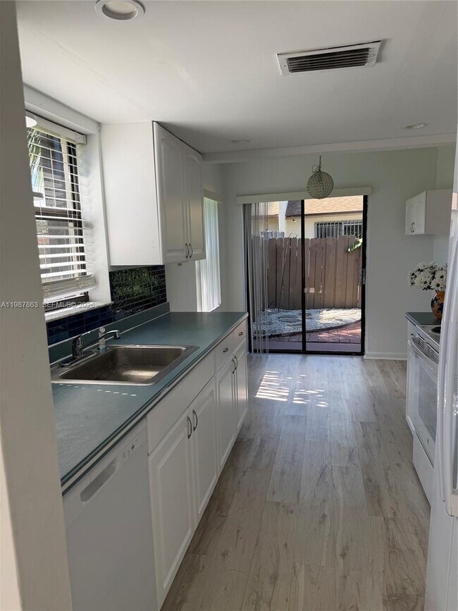 Building Photo - 1419 Yellowthroat St