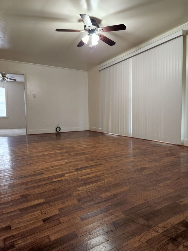 Building Photo - 1827 S Fredonia St