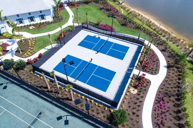Building Photo - 2/2+Den Coach Home Available Annually!