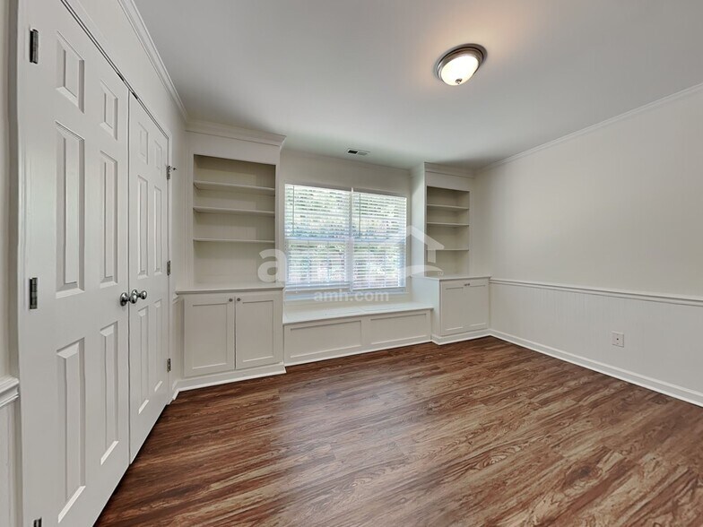 Building Photo - 5716 Running Fox Ln