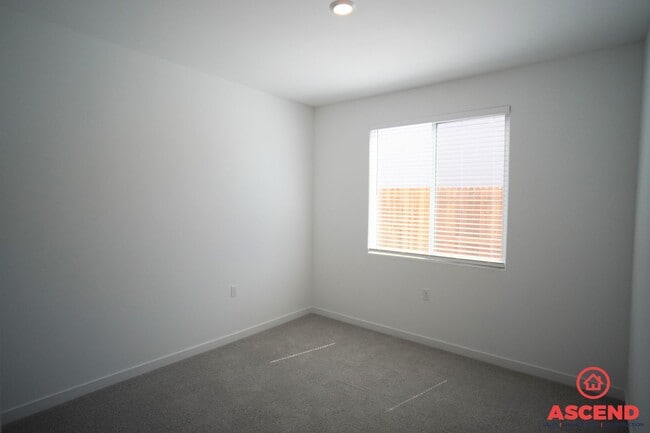 Building Photo - Beautiful New Home Off Gosford and McCutchen!