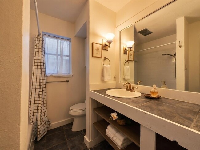 Building Photo - 3902 Peterson Ave