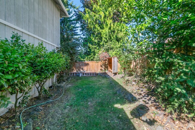 Building Photo - 3-bedroom, 2.5-bathroom home located in Fe...