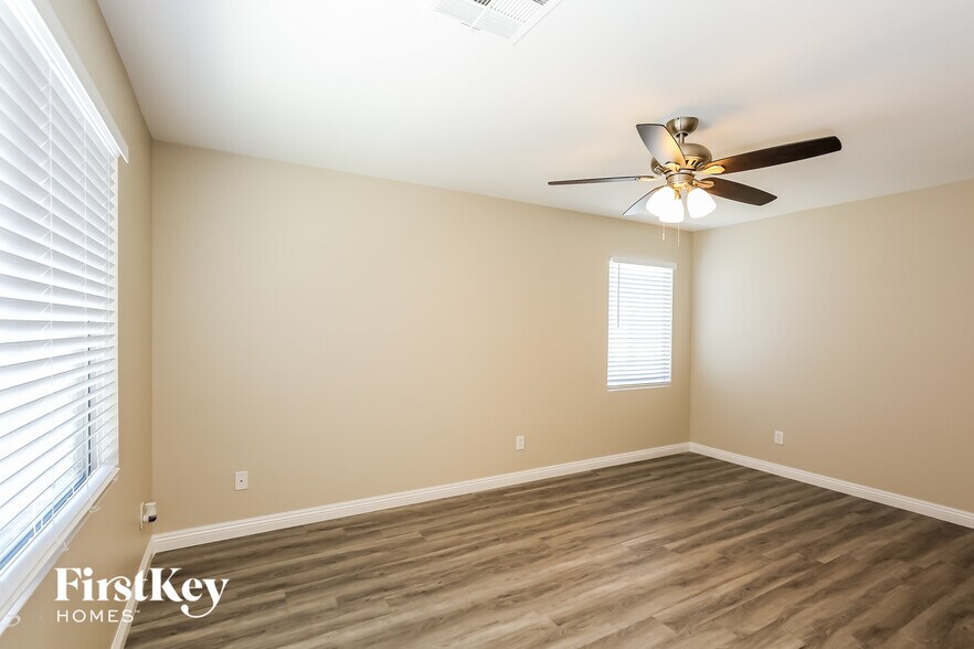 Building Photo - 1828 W Hammer Ln